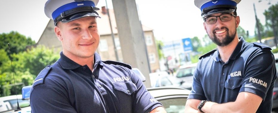 Ogień z BMW. Policjanci reagują natychmiast