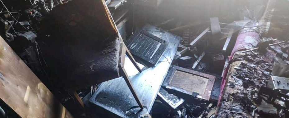 Policjanci z patrolu w płonącym mieszkaniu