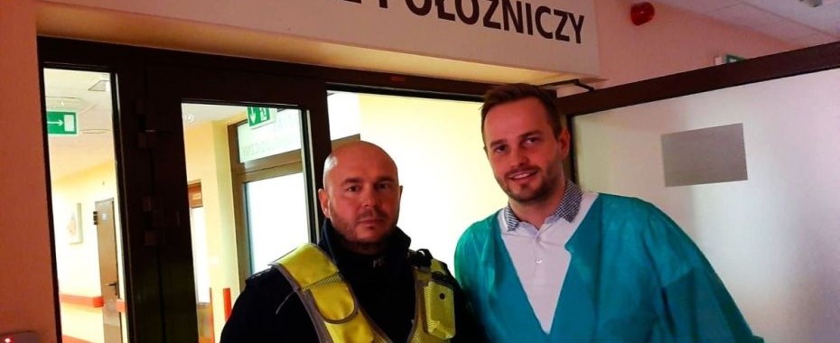 Policja asekurowała samochód z rodzącą