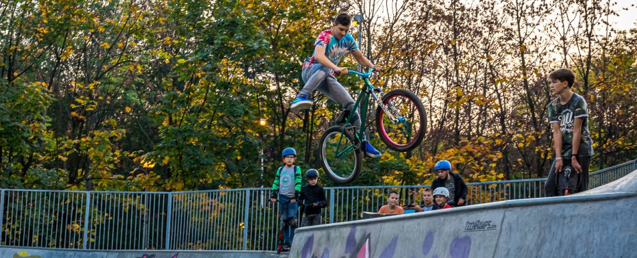 Deskorolki i hulajnogi… Skatepark się przydaje