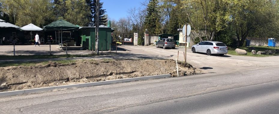 Stara brama na cmentarz zamknięta