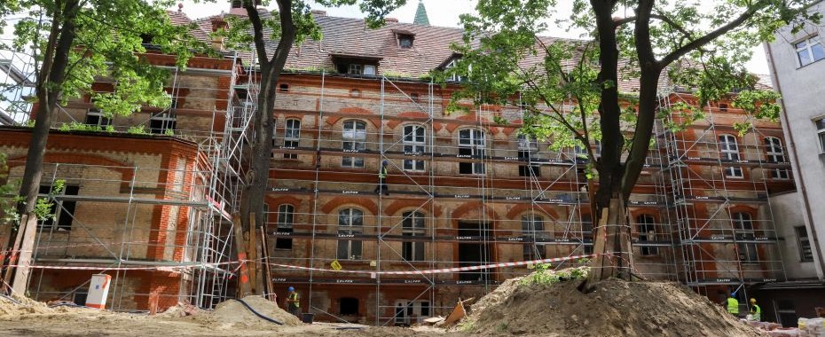 CEZiB: renowacja, fundamentowanie, montaż