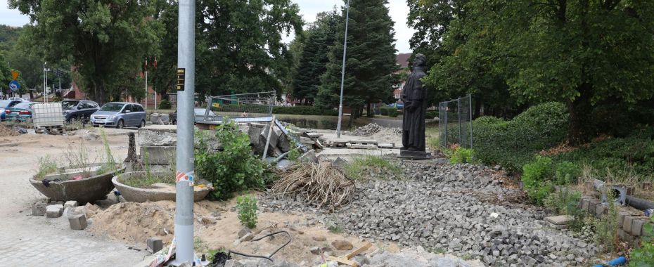 Tylko bruk, nasadzenia i wieszcz. Drogowcy kończą Sikorskiego