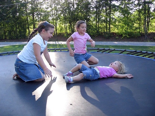 Zastosowanie trampolin na placach zabaw