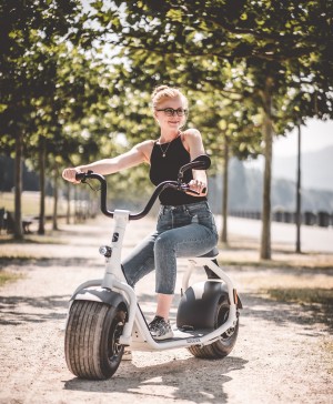 Hulajnoga elektryczna z siedzeniem- co ją odróżnia od modeli bez siedziska?