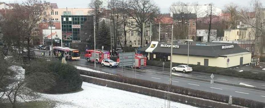 Autobus ostro hamował na Wybickiego. Jedna poszkodowana