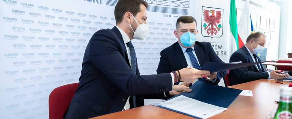 Zero spalin. Osiem autobusów