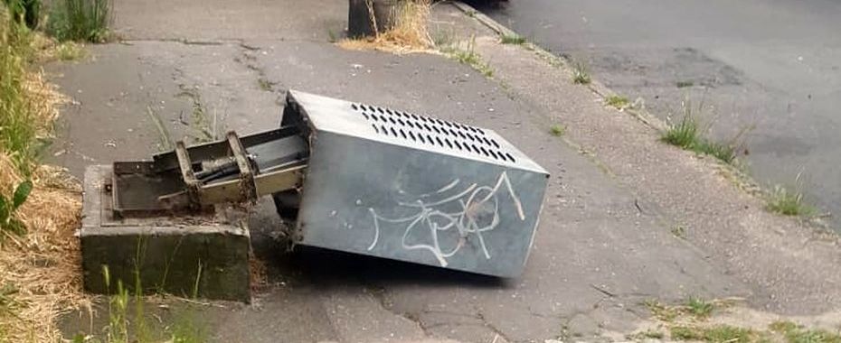 Szafka na chodniku! Jak długo? – zastanawia się Czytelnik