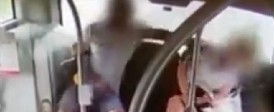 Uderzył kobietę w autobusie. Już jest w rękach policji