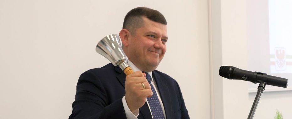 Pierwszy dzwonek w dłoni prezydenta miasta