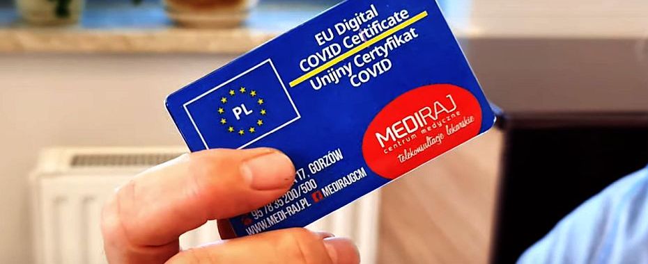 Plastikowy paszport covidowy. Dlaczego warto go mieć?