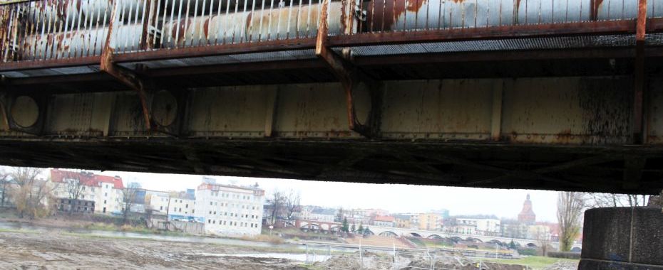 Utrudnienia przy wiadukcie kolejowym na Zawarciu