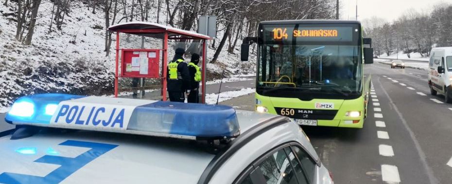 Patrole sprawdzają pasażerów. Chodzi o maseczki