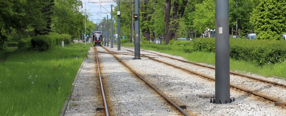 Tramwaje i autobusy za tyle samo, ale mniej