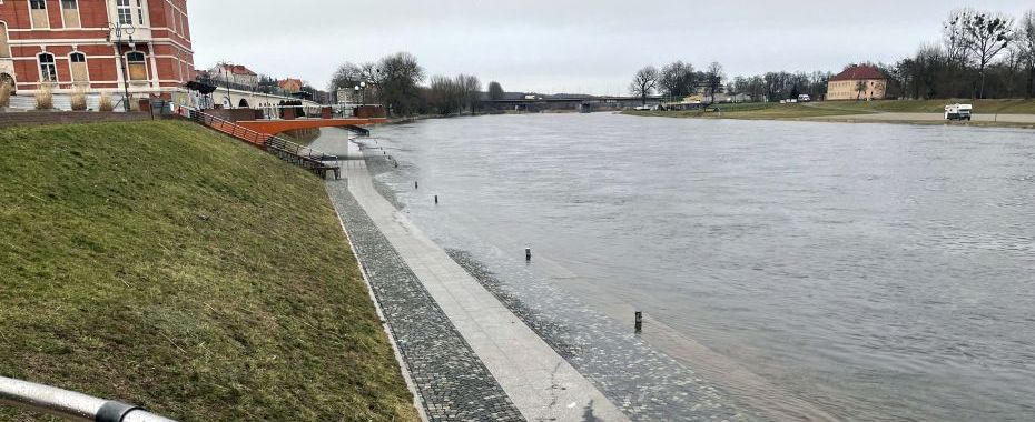 Будьте обережні, - вода на бульварі!