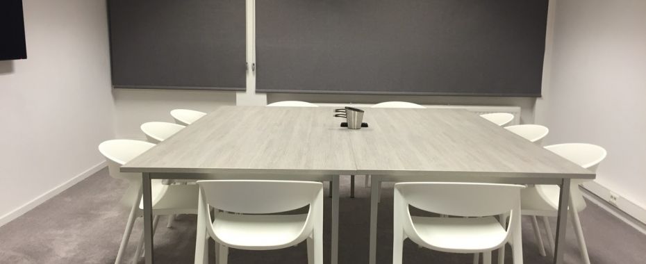 Rolety wewnętrzne czy zewnętrzne - które wybrać?