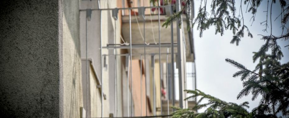 Niemożliwe? A jednak... Spakowała pieniądze i rzuciła z balkonu