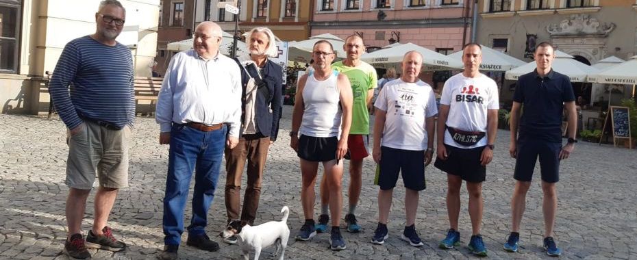 Z każdą minutą są bliżej miasta. Chodzi o biegaczy