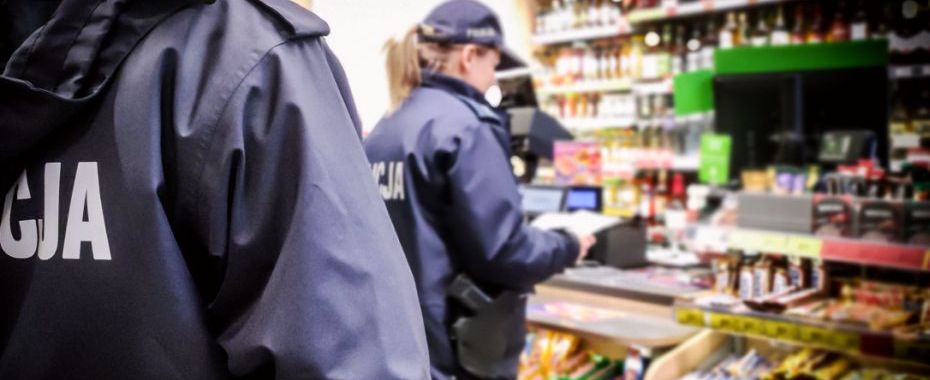 Patrole pilnują, czy alkohol nie trafia do nieletnich