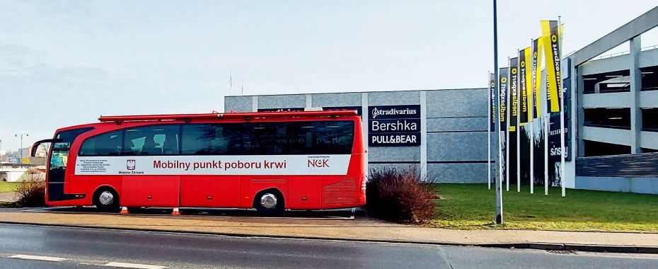 Ciesz się z oddania krwi przy galerii