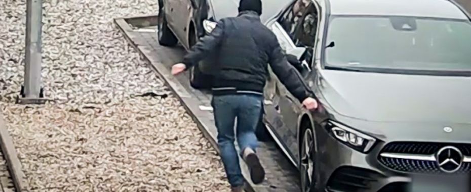 Масове пошкодження автомобілів у центрі міста. Поліція розшукує зловмисника