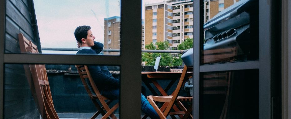 Balkon w stylu skandynawskim - osłony z PCV i technorattanowe