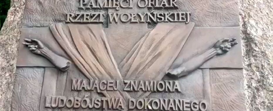 W Tajemnicach dzieje pewnej tablicy pamiątkowej
