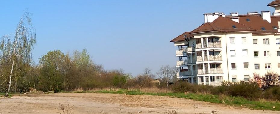 Dwie firmy chcą wybudować nowe boisko na os. Europejskim
