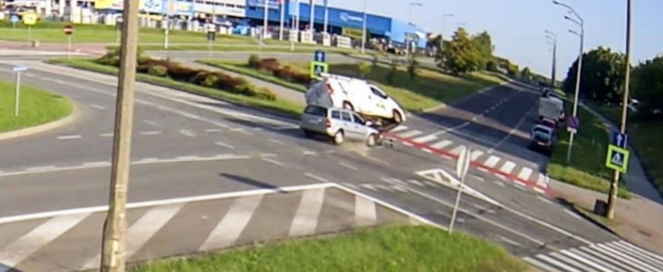Pijany wjechał w busa na rondzie Górczyńskim