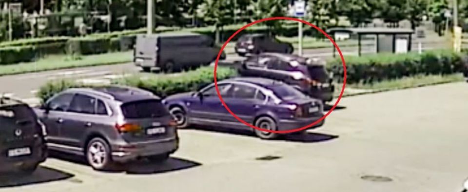 Przejechał przez żywopłot, uderzył w zaparkowane auto