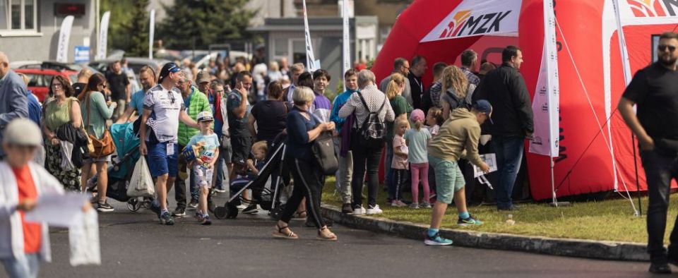 Wczoraj piknik, dziś linia BIS i flagi na tramwajach