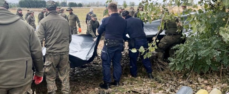 Policjanci pomagają w obronie przed powodzią w Kostrzynie