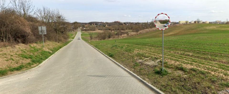 Na Owocowej od strony Żwirowej na 28 słupach…