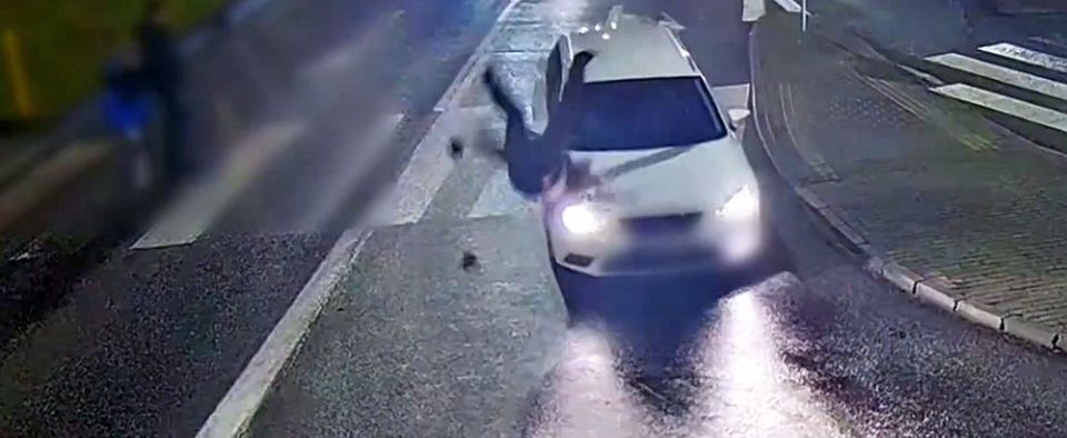 Auto uderzyło w pieszego na pasach na Piłsudskiego