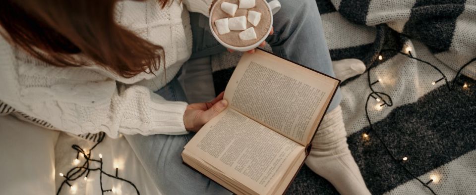 Najlepsze gatunki książek na długie zimowe wieczory