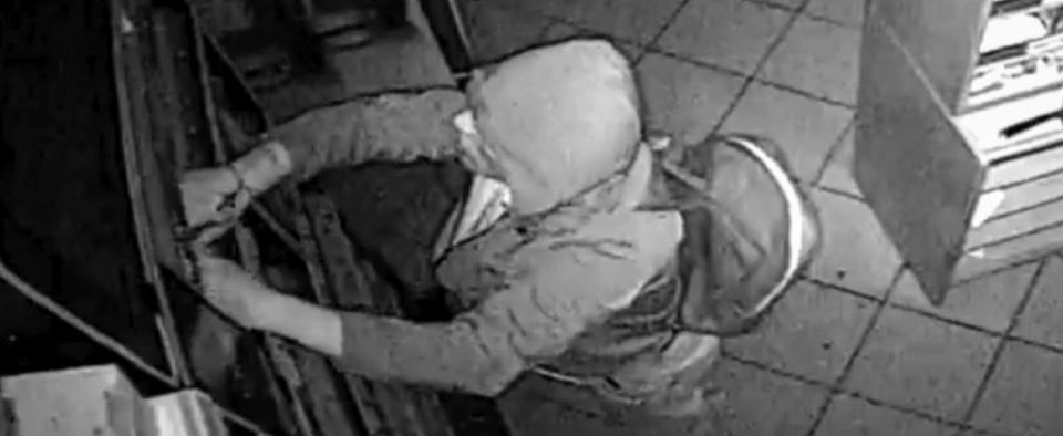 Włamanie do sklepu przy Ogińskiego. Sprawca z charakterystycznym tatuażem