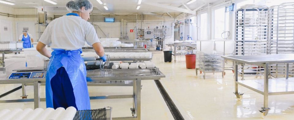 Oświetlenie magazynowe a bezpieczeństwo pracowników – sprawdź, o czym warto pamiętać!