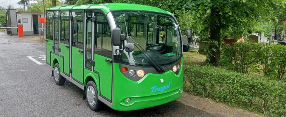 Elektrycznym busem po cmentarzu. To miejskie wsparcie dla seniorów
