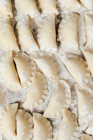 Jak wybrać dobre pierogi z dostawą w Polsce?
