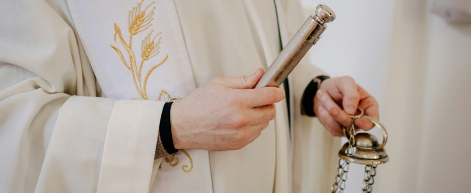 Szaty liturgiczne - co mają na sobie kapłani i służba liturgiczna posługując przy ołtarzu?