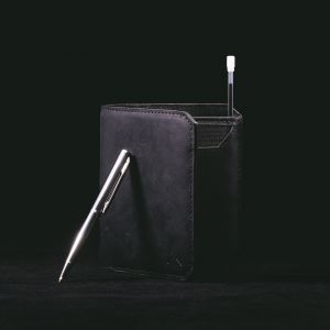 Skórzane etui oraz modne portfele damskie - jak wybrać dodatki, które łączą styl i funkcjonalność?