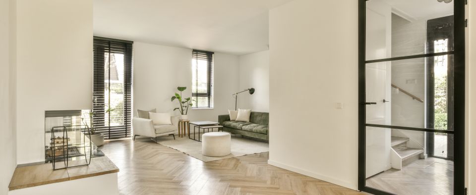 Białe listwy przypodłogowe — subtelna elegancja w nowoczesnym salonie