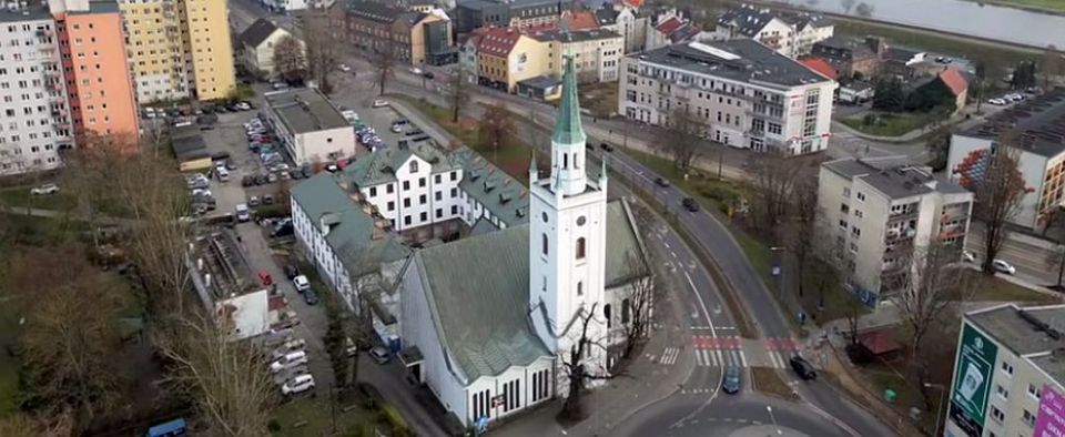 Piorun uderza w biały kościółek [FILM]