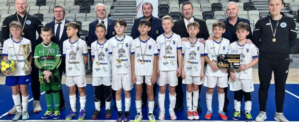 Młodzi piłkarze wykorzystali atut własnej hali